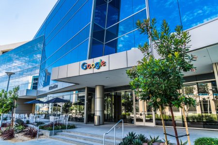 В Google щедро платят помогающим компании людям