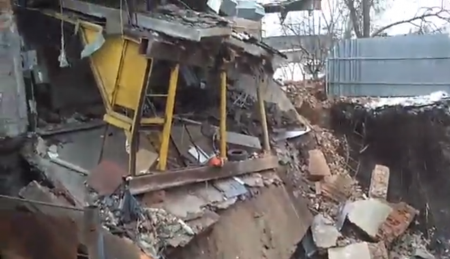 В Харькове здание ушло под землю из-за аварии на коллекторе