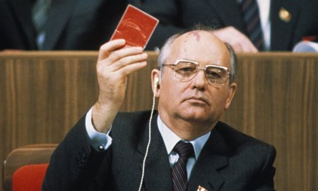 Лужков: Деньги на вывод советских войск из Германии пошли на дачу Горбачеву
