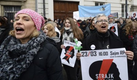 В Польше женщины вновь протестуют против ужесточения закона об абортах