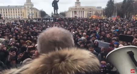 Жители Кемерово вышли на митинг из-за пожара в ТЦ