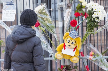 В Киеве продолжают нести цветы к российскому посольству