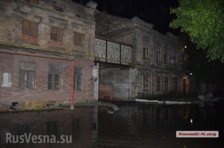 Это Украина: В Николаеве улицу заливает фекалиями, асфальт проваливается под ногами (ФОТО, ВИДЕО 18+)