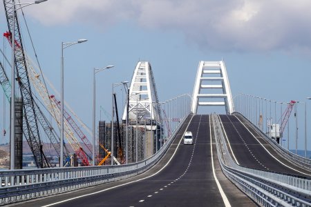 Уже в первые сутки Крымский мост обставил паромную переправу