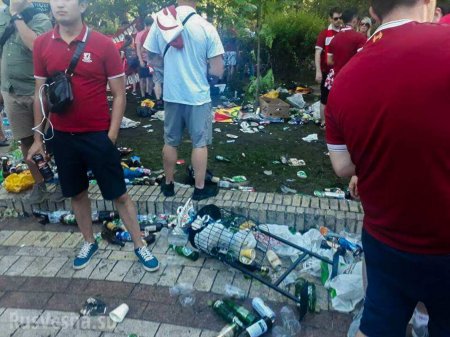 Горы мусора и загаженный фонтан: что оставили фанаты «Ливерпуля» в Киеве после финала ЛЧ (ФОТО)