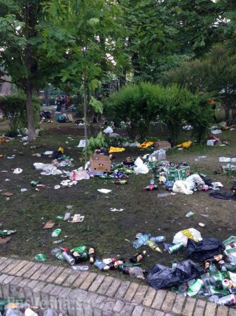 Горы мусора и загаженный фонтан: что оставили фанаты «Ливерпуля» в Киеве после финала ЛЧ (ФОТО)