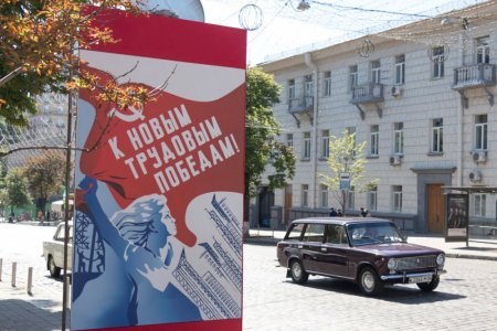 Фото: В центре Киева установили плакаты СССР для съемок сериала