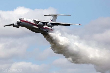 В Подмосковье самолёт МЧС сбросил 40 тонн воды на экипаж ГИБДД (ВИДЕО 18+)