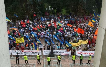 У Верховной рады митингуют сотни шахтёров