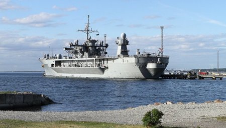 Корабль ВМС США вошел в Черное море ради учений с Украиной‍
