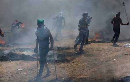 Свыше 200 палестинцев пострадали в ходе столкновений на границе Газы