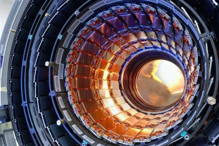 Конспирологи: Большой адронный коллайдер может случайно вызвать Бога
