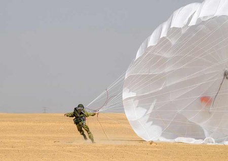 Полсотни российских военнослужащих десантировались на египетских парашютах под Каиром