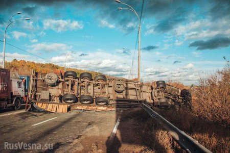 В Киеве перевернувшуюся фуру уже сутки не могут убрать с дороги (ФОТО, ВИДЕО)