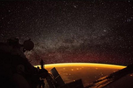 NASA объяснило, почему Земля светится оранжевым светом