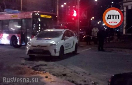 Утонула в кипятке: Машина ушла под землю в центре Киева (ФОТО, ВИДЕО)