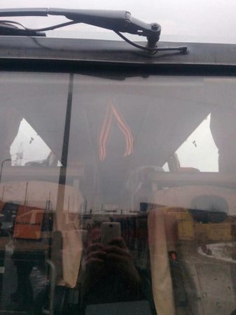 «Беседа прошла удачно»: банда «С14» в Киеве отобрала у россиян георгиевскую ленту и сожгла ее