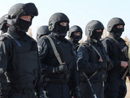 Спецназ полиции "Гром" задержал захватившего самолет "Сургут - Москва"
