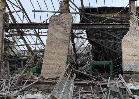 Стена одного из цехов рухнула на территории завода в Горловке