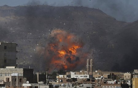 Аравийская коалиция атаковала арсеналы беспилотников хуситов в столице Йемена