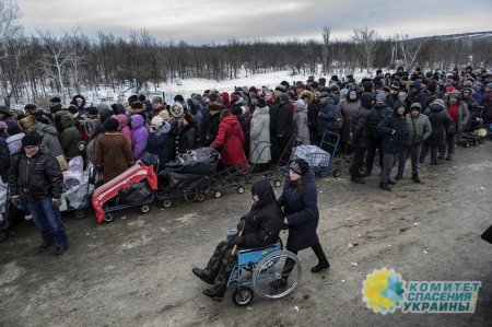 AP опубликовали фото очередей с пожилыми людьми на пунктах пропуска на Донбассе