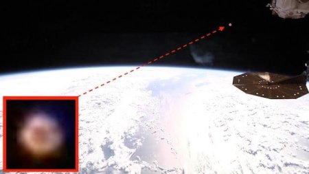 «Российская разработка или НЛО?»: Возле МКС на видео сняли гигантский космический корабль