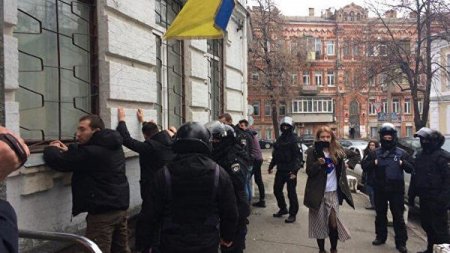 На Украине сцепились две главные уличные силы. Нюра Н. Берг