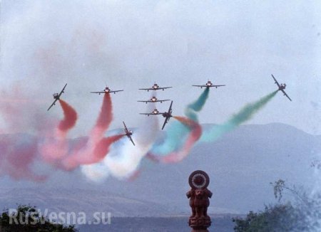 В небе Индии столкнулись два военных самолёта (ФОТО, ВИДЕО 18+)