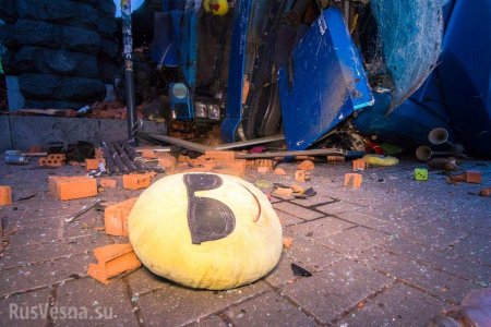 Подарок Кличко: напротив мэрии Киева перевернулась фура с кирпичами (ФОТО, ВИДЕО)