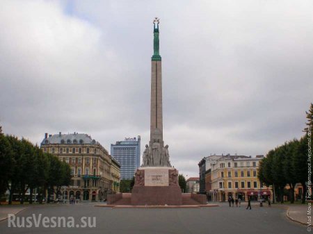 В Латвии оштрафовали военных США, справивших нужду на памятник