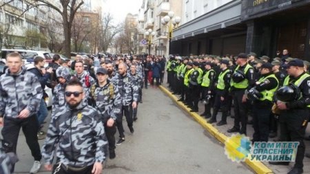 Нацкорпус и Нацдружины проводят в Киеве акцию "Вдуй Свинарчукам"