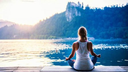 Болезнь Паркинсона можно облегчить, практикуя йогу с медитацией Mindfulness