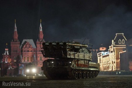 Ночь у Кремля: «Арматы», «Бумеранги» и «Курганцы» — яркие кадры новейшей техники (ФОТО, ВИДЕО)