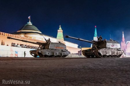 Ночь у Кремля: «Арматы», «Бумеранги» и «Курганцы» — яркие кадры новейшей техники (ФОТО, ВИДЕО)