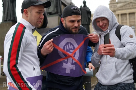 Представители русской диаспоры в Чехии организовали пикет в защиту традиционных ценностей (ФОТО)