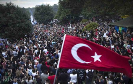 В Стамбуле вспыхнули «кастрюльные протесты» из-за отмены итогов выборов