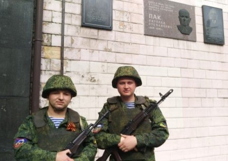 Яркие моменты праздничного Донецка: ровесники Республики, ветераны, сталинисты и иностранные добровольцы