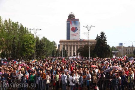 Донбасс помнит: 2 тысячи человек собрались на митинг памяти жертв первого авианалёта на Донецк (ФОТО, ВИДЕО)