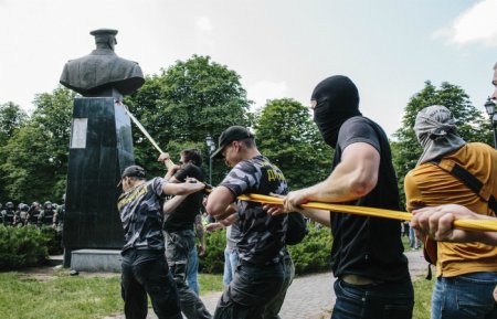 Минобороны РФ предложило наказывать за снос за рубежом памятников российским военачальникам