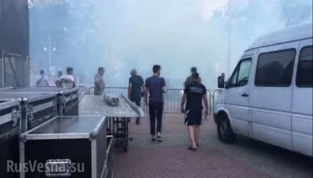 На Львовщине выступление Порошенко закидали дымовыми шашками (ФОТО, ВИДЕО)