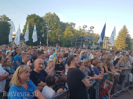 На Львовщине выступление Порошенко закидали дымовыми шашками (ФОТО, ВИДЕО)