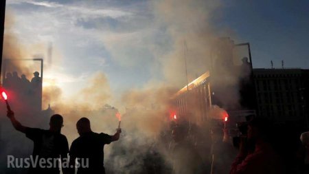 Майдан в дыму: По призыву Порошенко неонацисты вышли на улицы (ФОТО, ВИДЕО)