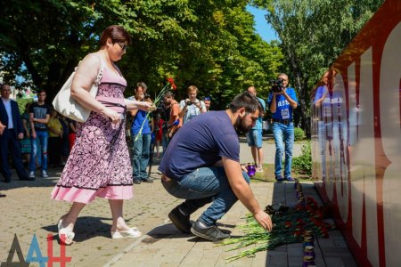 Дончане выразили почтение памяти погибших российских подводников