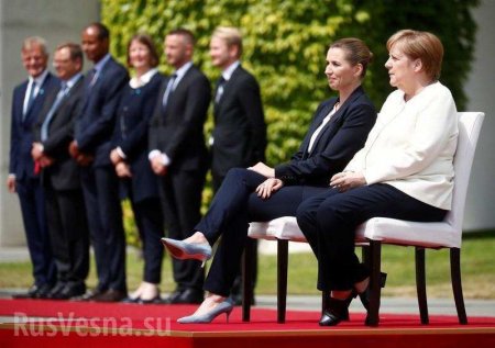 Меркель сегодня провела очередную церемонию сидя (ФОТО)