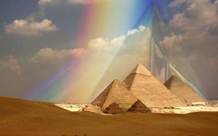 Пирамиды посылают сигнал! Очевидцы зафиксировали видимое свечение над древними гробницами