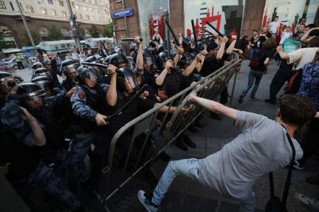 Москва, Трубная площадь: незаконный митинг провалился. Лузеры расходятся по домам