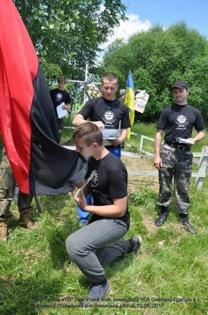В лагере «Героев УПА» украинскую молодежь учат присягать на верность Бандере