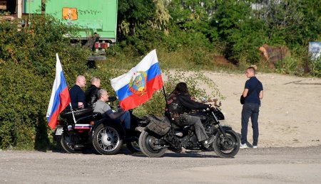 Путин приехал на байк-шоу "Ночных волков" в Крыму на мотоцикле "Урал"