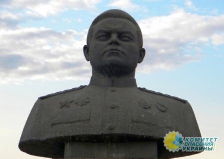 В Харькове сносят памятник Ватутину и сбиты серпы и молоты с Балашовского моста