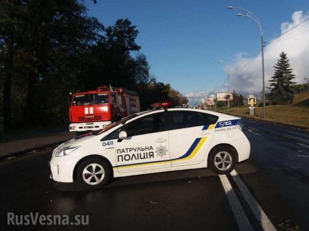 МОЛНИЯ: В Киеве неизвестный угрожает взорвать мост. Движение перекрыто, идёт стрельба (ФОТО, ВИДЕО)